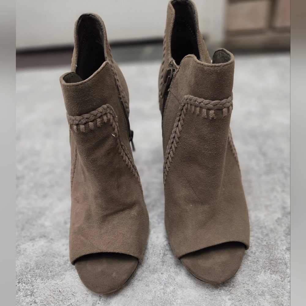 Vince Camuto Women's Taupe Suede Leather Peep-Toe Ankle Booties Size 8M